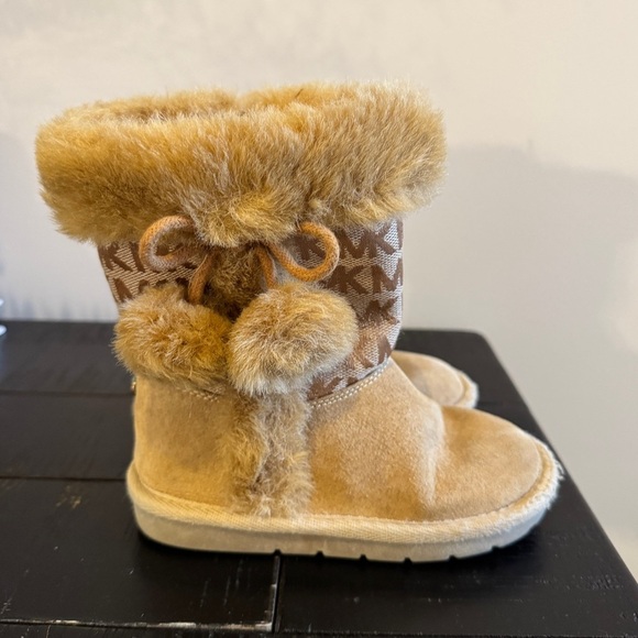 Michael Kors Lillettie Tan Faux Fur Boots Girls Size 9 Winter MK Logo Booties - Picture 2 of 7